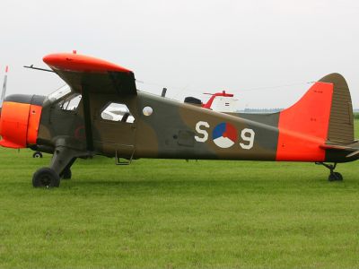 De_Havilland_Canada_DHC-2_Beaver_Stichting_KLu_Historische_Vlucht_PH-DHC,_EHOW_Oostwold,_Netherlands_PP1180422427.jpg